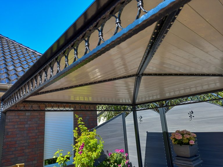 Pavillon aus kantengehämmerten Profilen