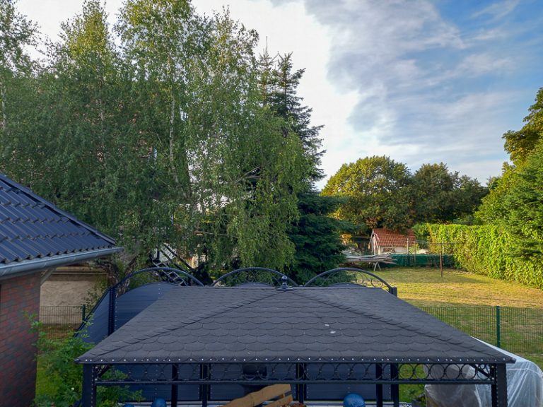 Pavillon-kantengehämmerten-Profilen-und-Pappschindelbedachung