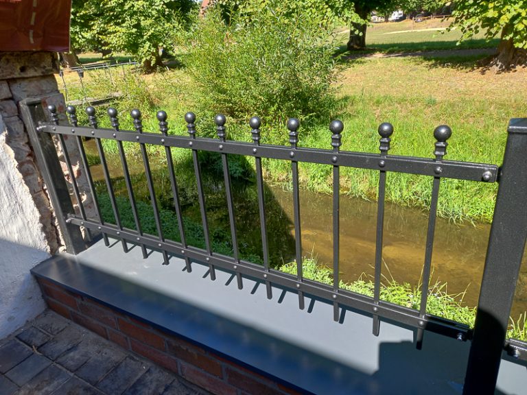 Schmiedezaun kaltgenietet nach Kundenwunsch
