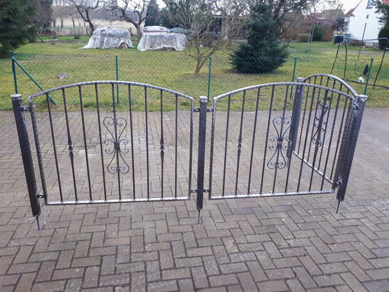 gelaender grau kantengehämmerten Profilen mit schmiedeeisener Zierfüllung