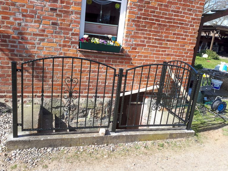 geländer schwarz kantengehämmerten Profilen mit schmiedeeisener Zierfüllung