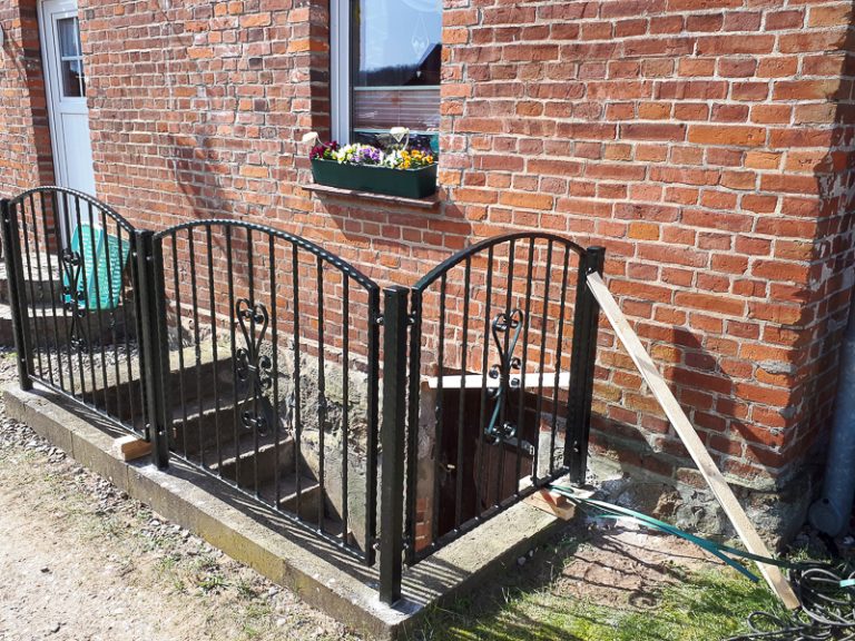 geländer schwarz kantengehämmerten Profilen mit schmiedeeisener Zierfüllung